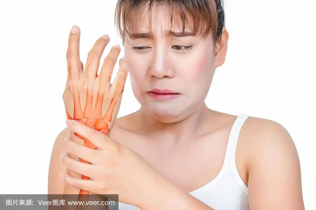 手部疼痛的亚洲女性