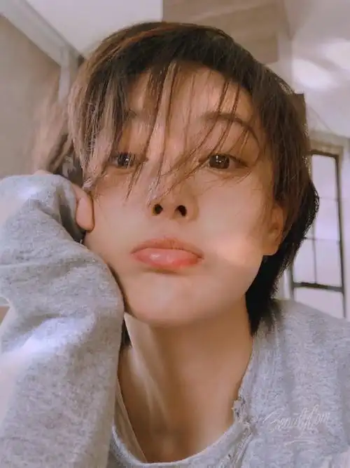 张馨予素颜自拍眼神温柔清澈刘海半遮面慵懒迷人