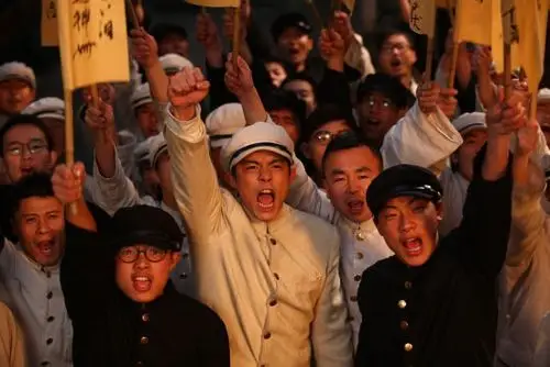 作为承接电影《建党伟业》三段式剧情的过渡,共动用980名群众演员的"