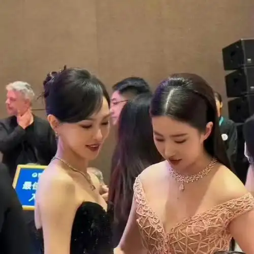 刘亦菲唐嫣合照