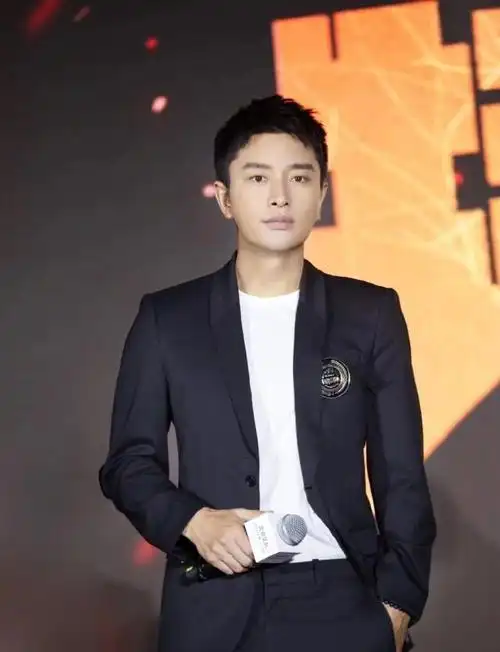 35岁贾乃亮真时髦穿印花衬衣配西装裤走机场意气风发型男范