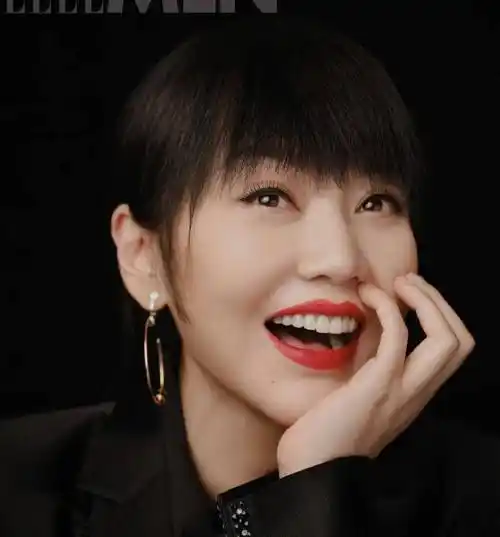 蕾丝衬衫和黑色水钻装饰西装外套均为emporio armani小人物"蔡素芬