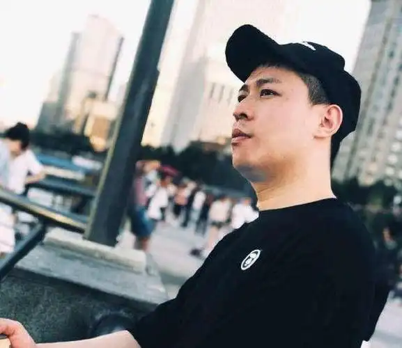 当年,李鹤东还叫李冬的时候,由于父亲早死,哥哥李云杰性格太好,就有人