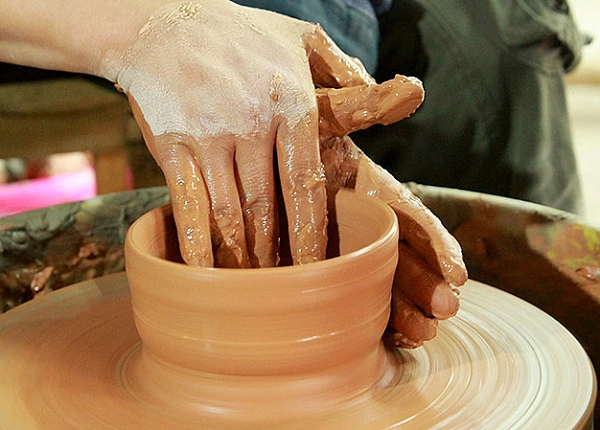 夹住泥, 利用捏,搓,拉,压等方法进行个性化创作, 用心感受陶泥的变化