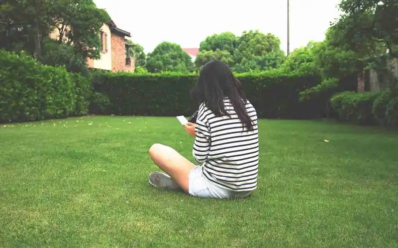 只留下一道唯美的背影,一组伤感女生背影图片壁纸分享给大家