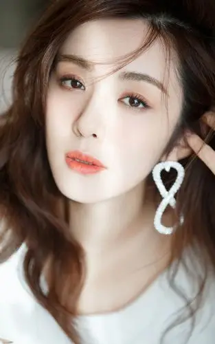 女演员王晓晨性感温婉气质活动写真