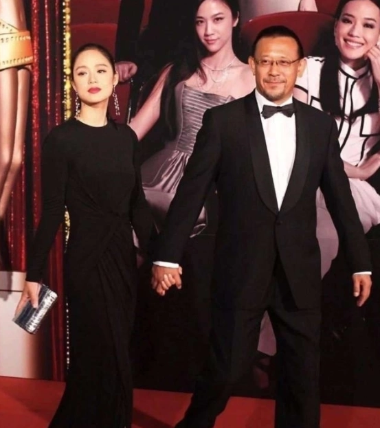 经查询新浪娱乐官网可知,姜文和姜武属于同母异父的兄弟关系,姜文的