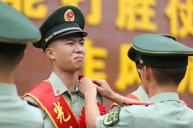 卸衔仪式上,退伍老兵眼眶含满泪水