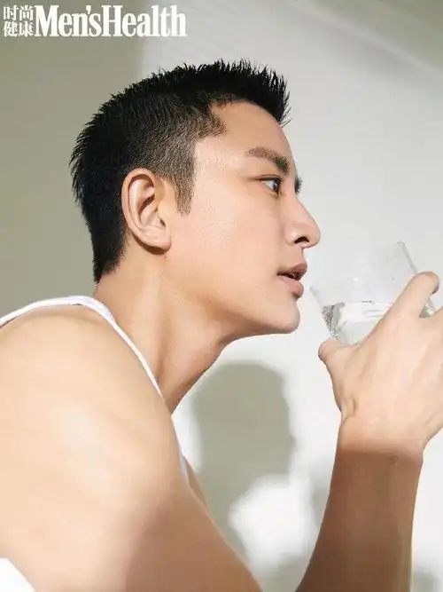 贾乃亮最新时尚大片十月四刊展露个人魅力这表现力很赞