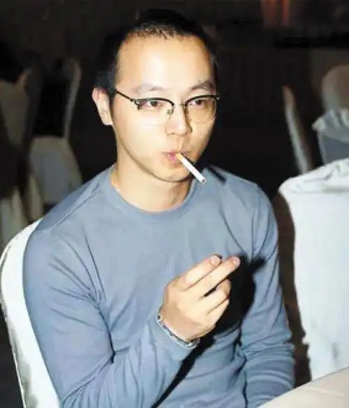 回顾王菲的前夫窦唯过气后省吃俭用给两个女儿一人一套房