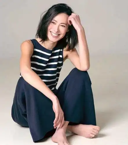 梁洛施复出心情兴奋罕有晒母子合照李家小公子手长脚长