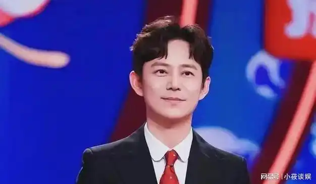 网友偶遇何炅,身材健壮不少,本人不显年轻