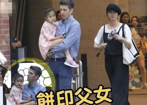 唯有结婚生女后梁咏琪减少工作量回归家庭,协助老公搞起了童装生意,但