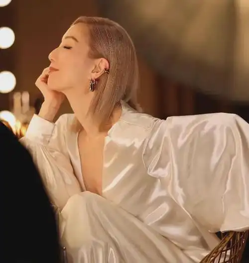 51岁郑秀文变漂亮啦,容光焕发状态好,为迎接演唱会积极锻炼身体