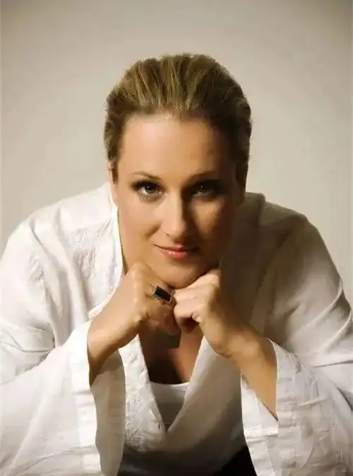 狄安娜·达姆娆(diana damrau)生于1971年5月31日,德国艺术歌曲的传人