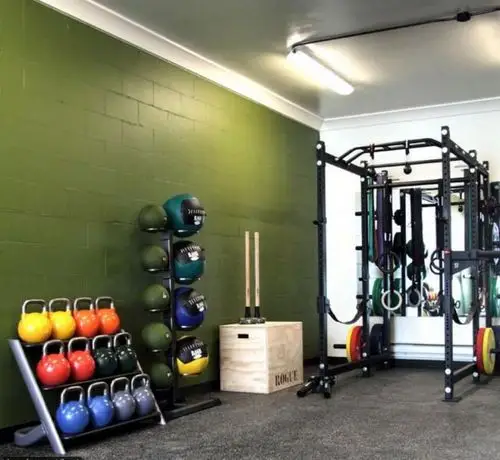 小型健身房墙面绿漆装修设计