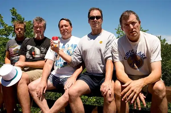 五个好哥们儿每五年到同一个地方拍合影转眼35年