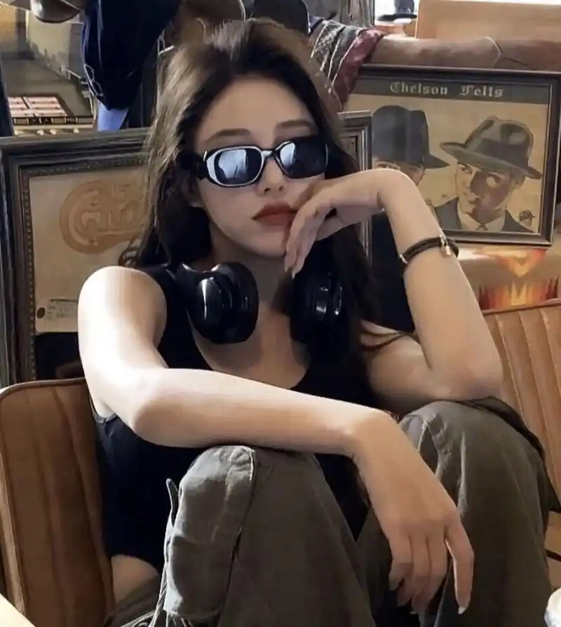 又甜又拽女生头像:就喜欢你看不惯我的样子 在市井中放松 和晚风握手