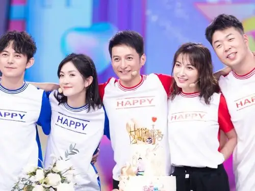 任嘉伦和谭松韵甜蜜同框,有谁注意他们的间距,绝世好男人没跑了