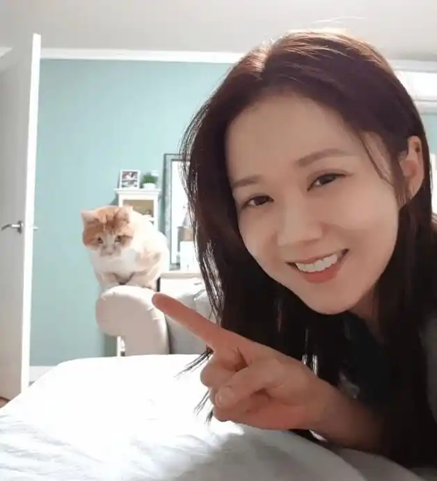 38岁张娜拉罕见晒自拍照,凹陷的双眼皮吓到网友