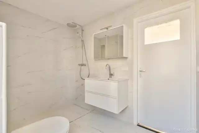 在装修前或者装修完后都会发现,卫生间瓷砖不防滑是件很麻烦很不安全