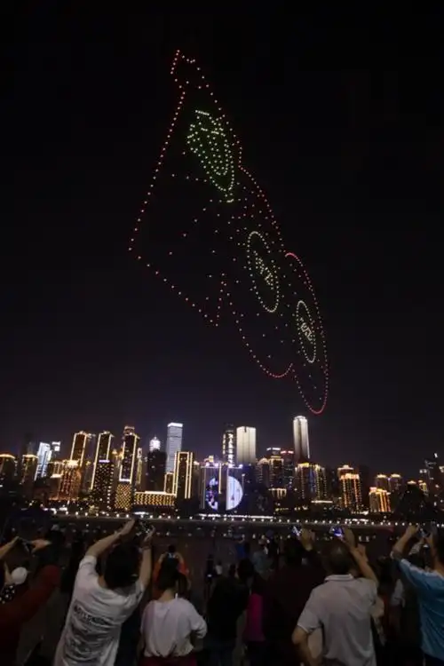 520架无人机组成建党百年logo闪耀空中向党表白我爱你