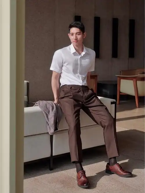 夏天对于爱出汗的男士们真的很需要穿得透气清爽一些基本款的白色短袖