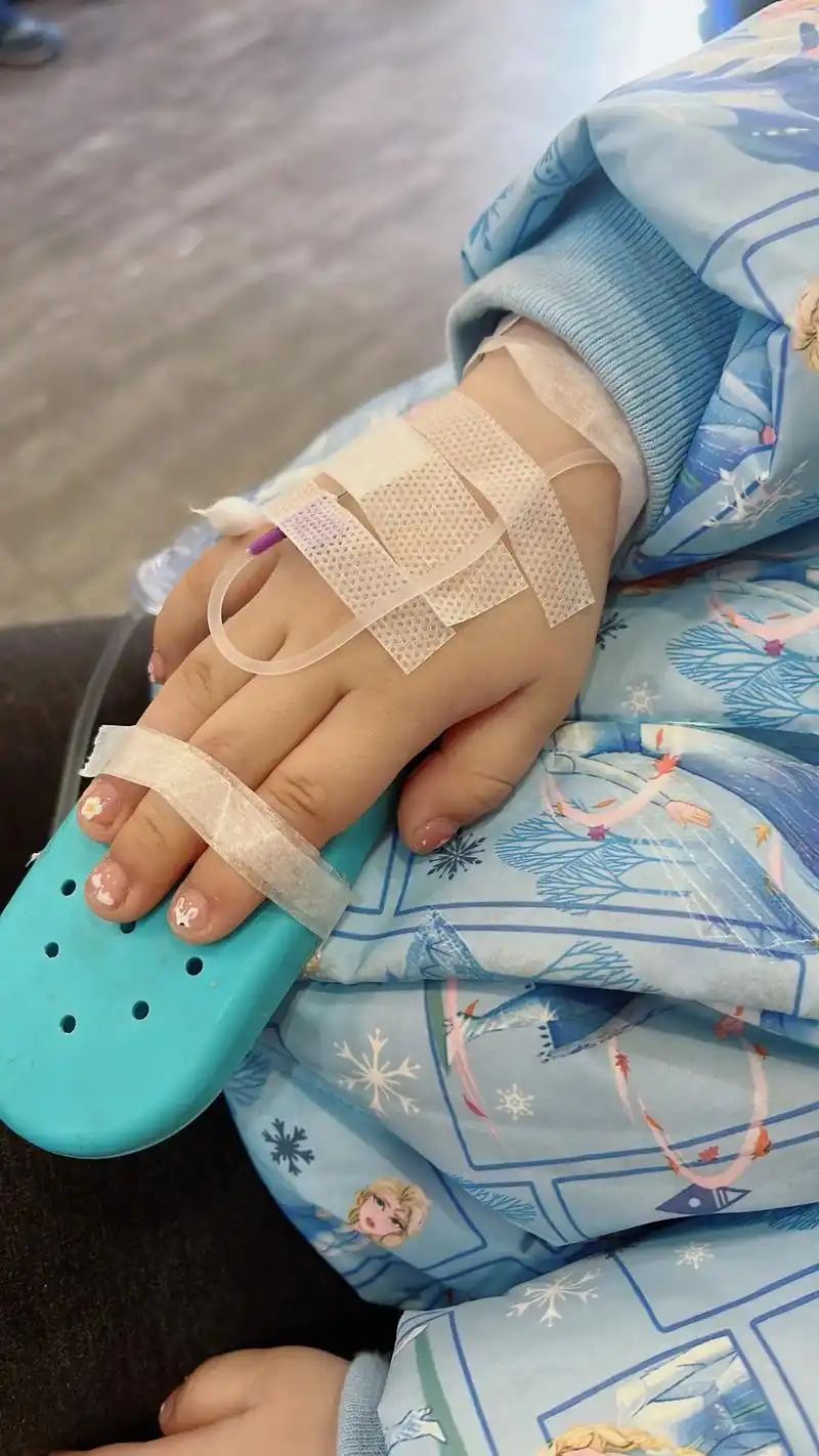 输液 #宝宝生病快点好起来  #发烧 回家几天 妹妹又吐又 - 抖音