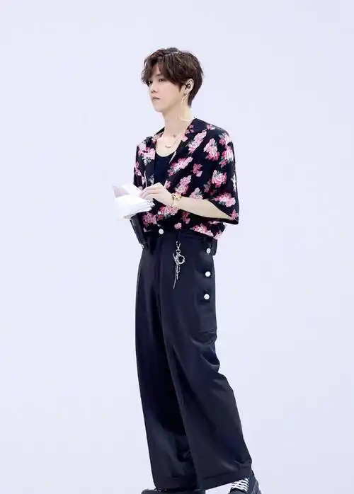 "花美男"鹿晗上线,穿黑底牡丹印花衬衫出镜,配金首饰太精致了_节目