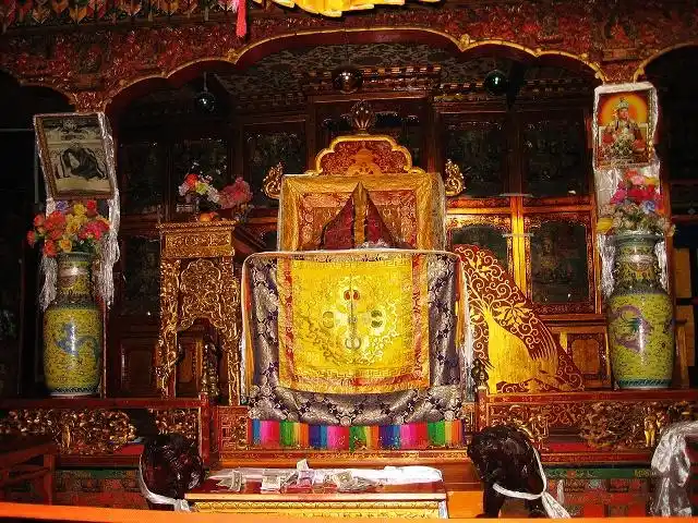 如果你来到布达拉宫内部,一定会惊讶于它的辉煌气魄.