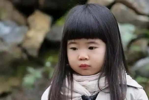 《爸爸去哪儿2》八字眉女孩长大了,13岁曹格女儿和妈妈像姐妹