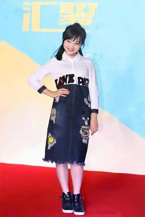 林妙可晒与关晓彤合照穿蓝色卫衣嘟嘴卖萌扎高马尾发际线明显