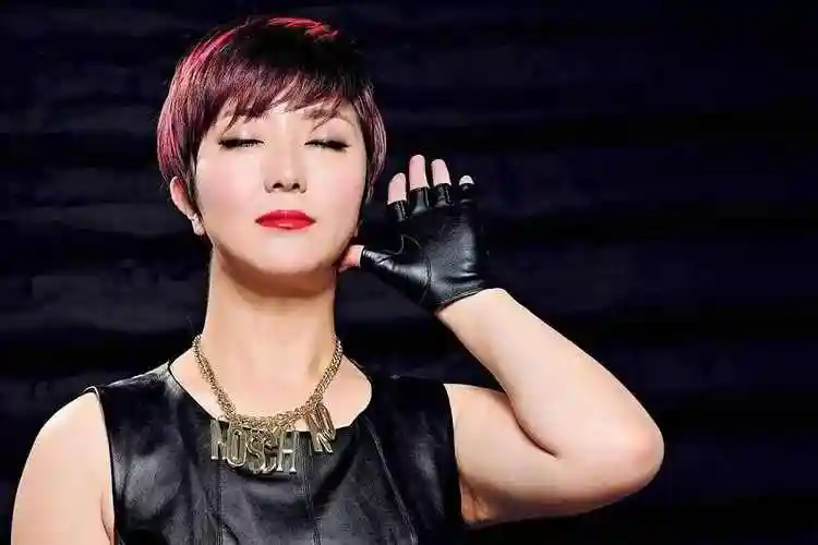 格格,原名蒙克其其格,出生于内蒙古乌兰布统大草原 ,中国内陆女歌手