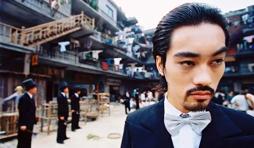 原创陈国坤被周星驰推上巨星宝座成名后跪在李小龙墓前痛哭