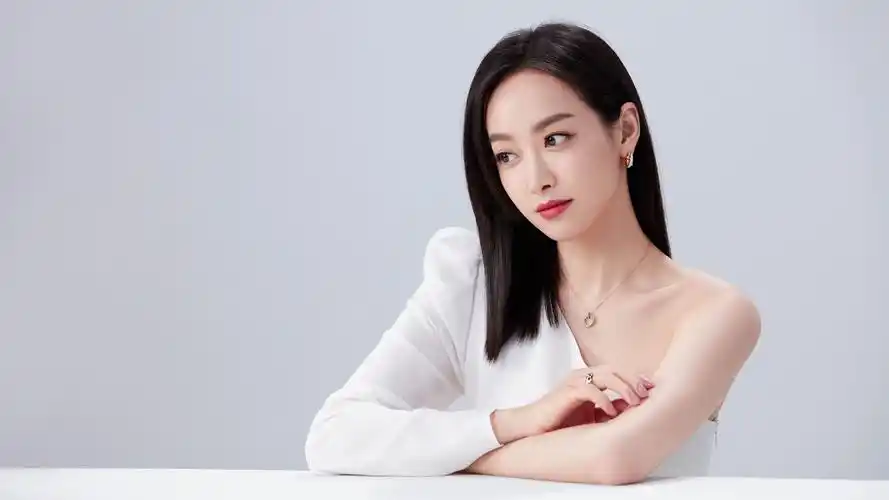 宋茜轻甜淡雅时尚写真