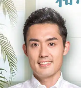 主持人刘阳在家健身的n种方式因为疫情宅在家的日子最重要的就是保持