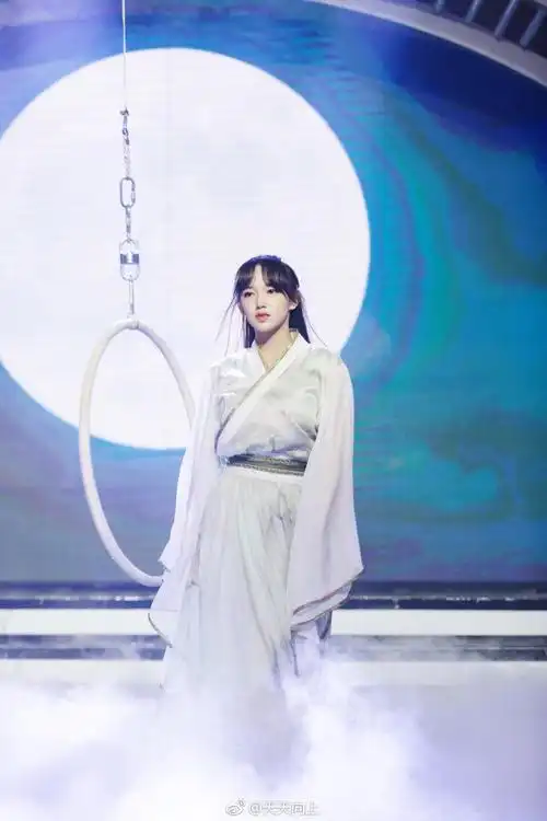 程潇在天天向上汉服吊环首秀