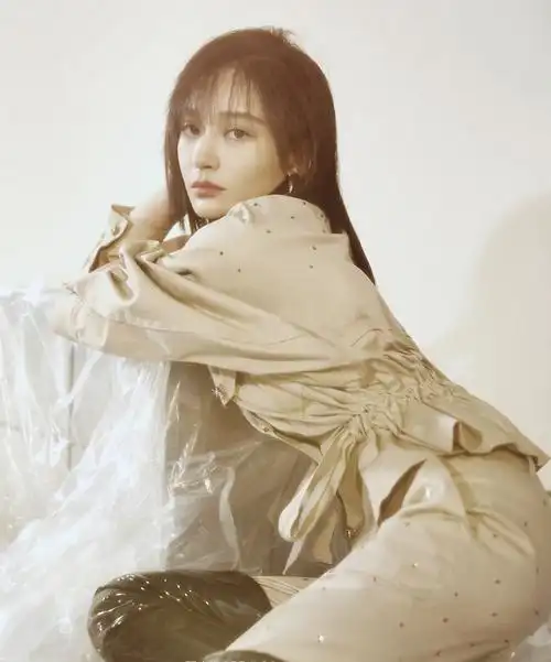 施诗像花一样美丽,盛开在清风里,安静如斯,优雅如是.