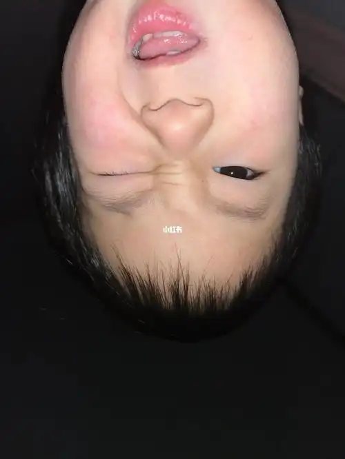 拿起我的手机玩起自拍,直到我清理手机相册时才发现有这么一张照片