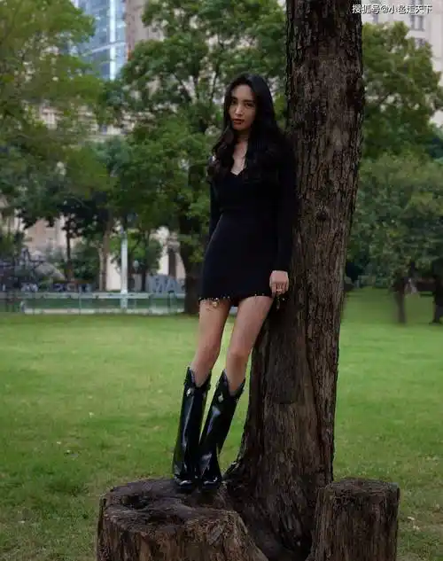 王紫璇黑色连衣裙性感美腿写真