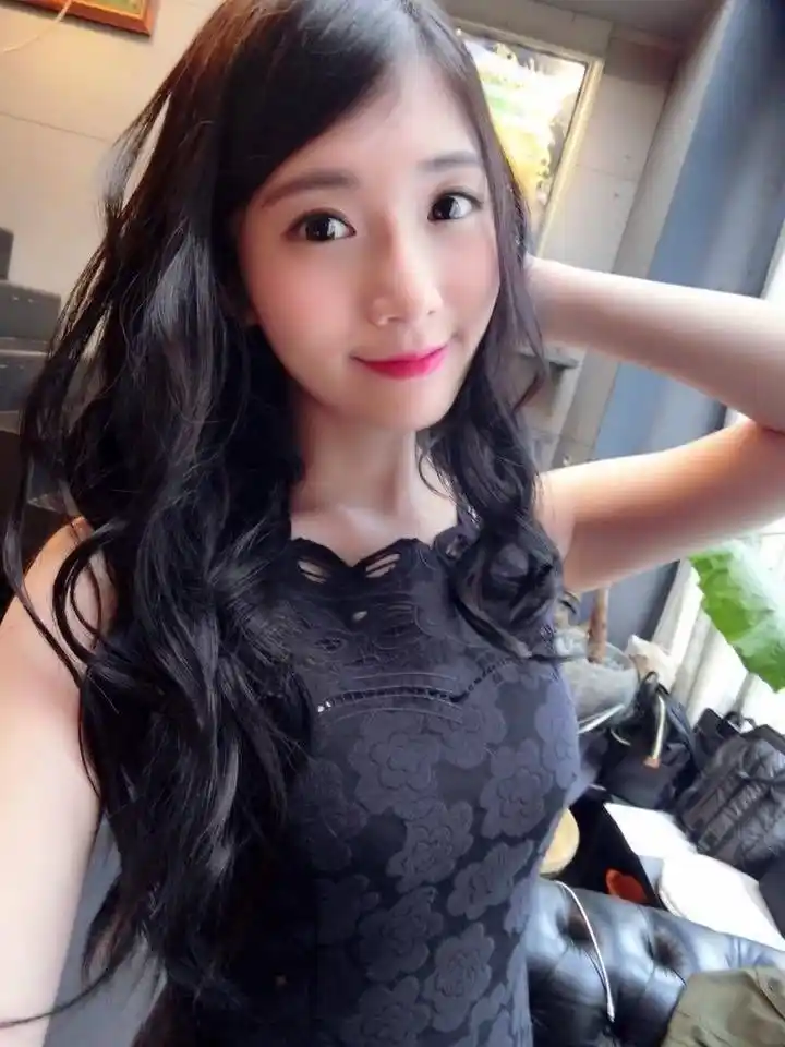 女生的自拍照绝对是女神自认为最美的角度