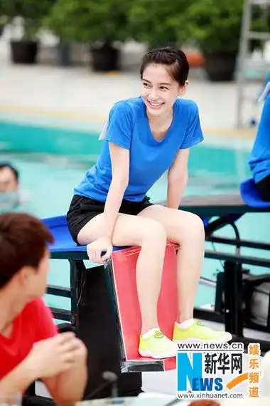 《奔跑吧兄弟》首播笑果好 angelababy素颜出镜