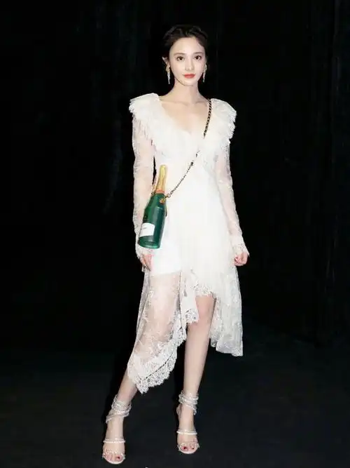 李成敏果然是模特出身黑色透视装随便秀身材直男也能撩化了