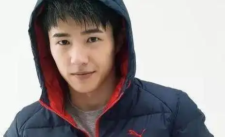 因为唐人街系列而大红的刘昊然,在出道前,其实还是非常萌的.