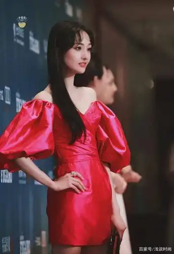 郑爽身着玫红色礼服惊艳亮相,美人如斯清纯依旧,非常"楚雨荨"