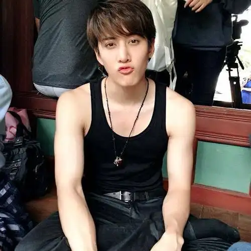 图mike泰国一吻定情引热议与前女友生子隐情曝光