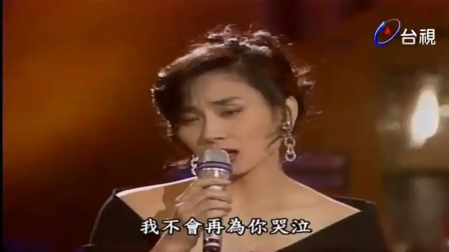 邝美云现场演唱唇印