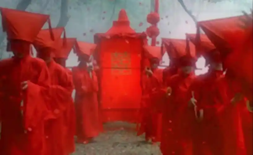 拍鬼片是有禁忌的,红白喜事相撞该谁让路,每一步都有讲究,港片