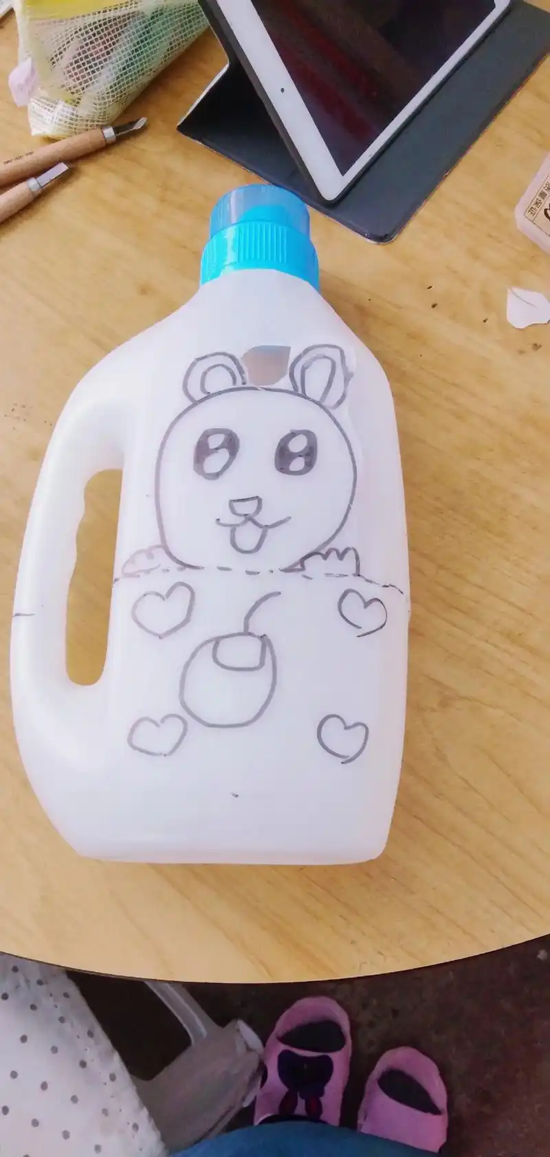 宝贝作的手工废物利用用完的洗衣液桶经过一双小手的改变变成了美美的