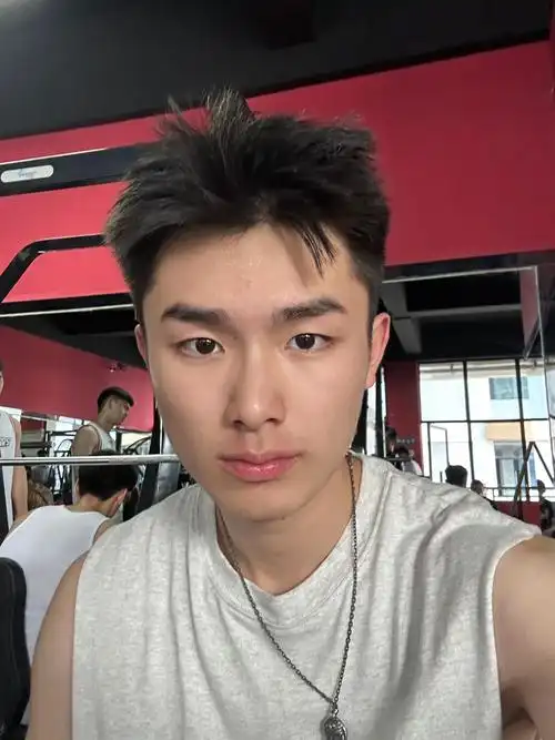 现实生活中男孩子真的有完美的腹肌吗∇